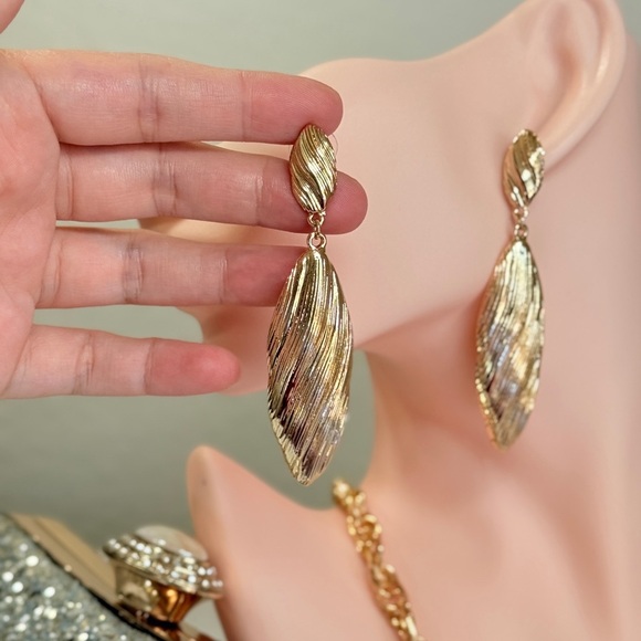 Elegant Gold Drop Earrings - Picture 6 of 7